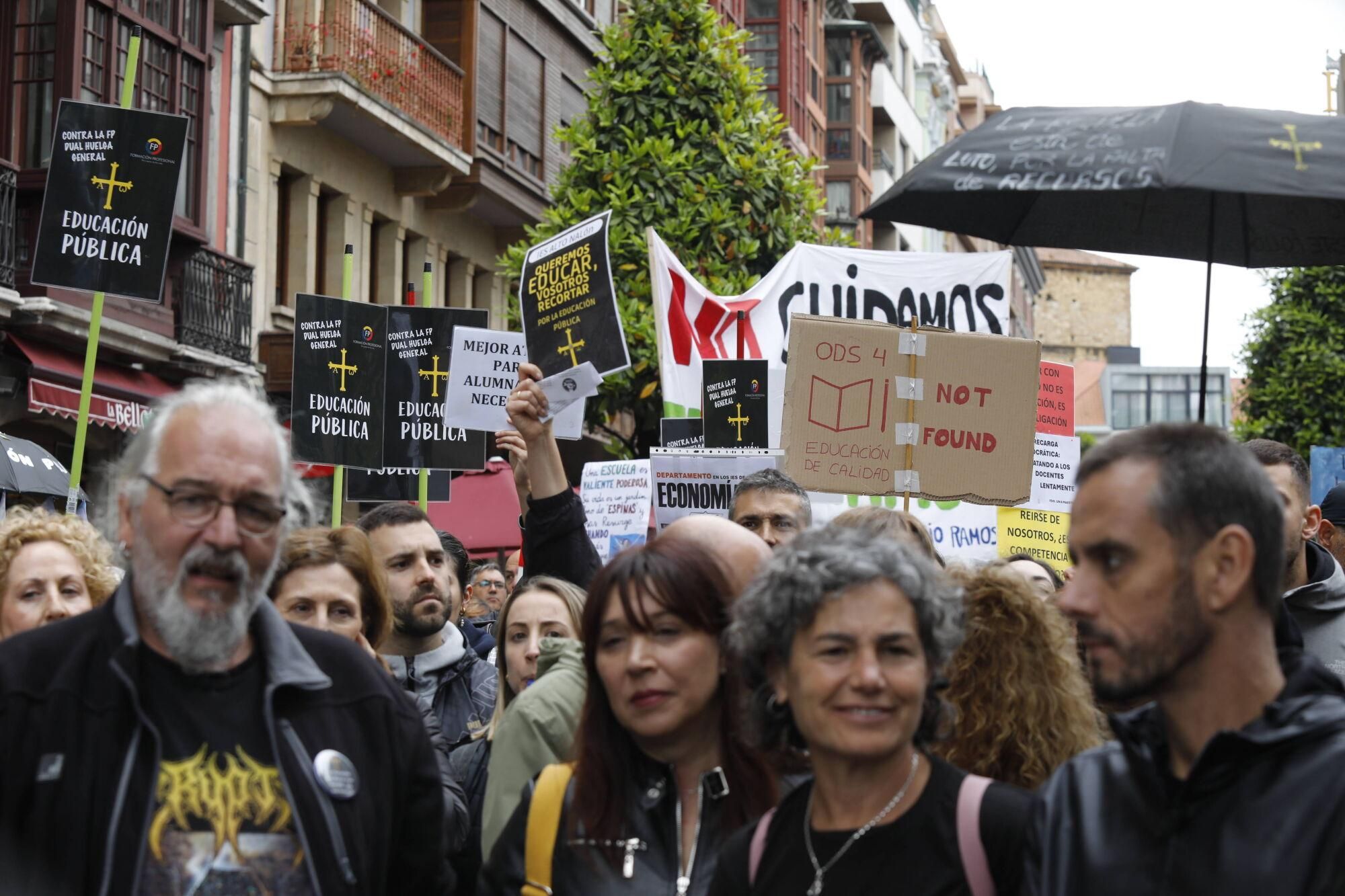 EN IMÁGENES: Nueva manifestación masiva de los docentes, que acabó en la Junta General 