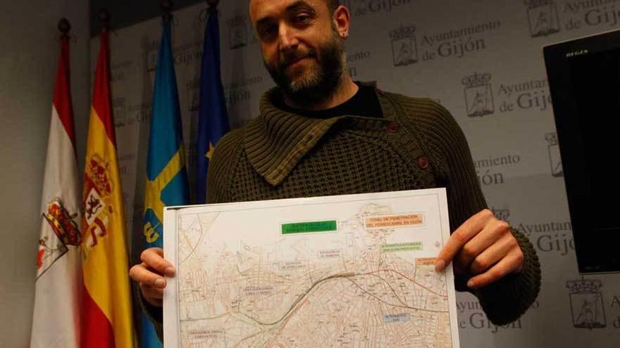 David Alonso muestra un plano con el diseño actual del plan de vías.