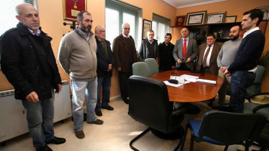 Representantes de la empresa, de Augas de Galicia, los alcaldes de Cruces y Santiso y afectados, en la reunión de ayer.  // Bernabé/Gutier