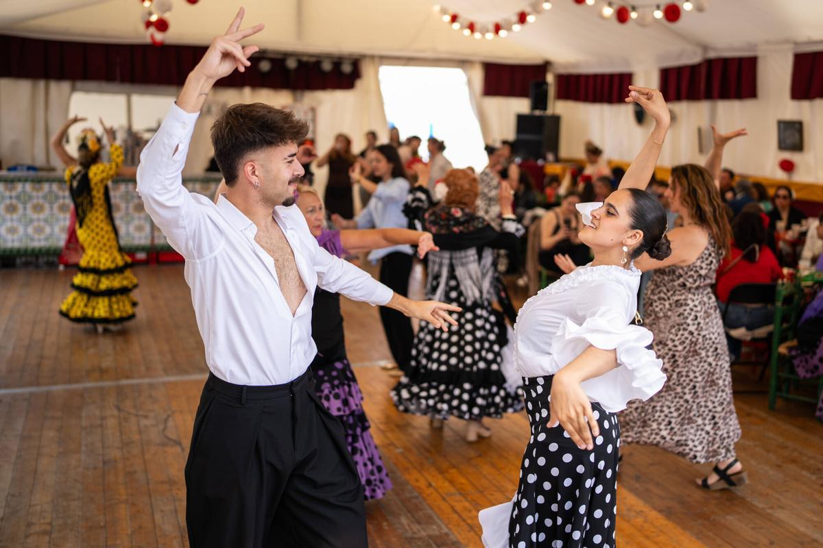 Ambiente en la Feria de Abril de Barcelona, en el recinto del Fòrum, durante la jornada del Primero de Mayo. El evento encara este viernes su último fin de semana de actividad antes de la clausura. Ambiente en la Feria de Abril de Barcelona, en el recinto del Fòrum, durante la jornada del Primero de Mayo. El evento encara este viernes su último fin de semana de actividad antes de la clausura.