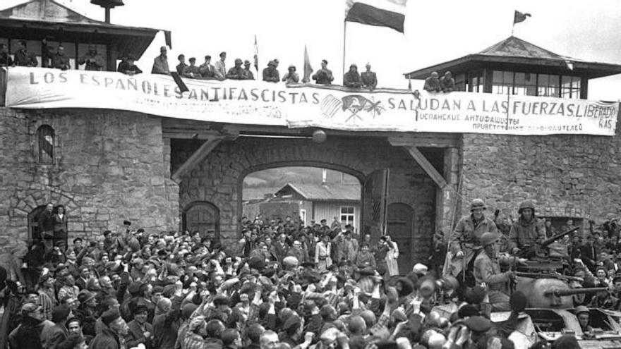 Los españoles antifascistas saludan con una pancarta la llegada de los militares norteamericanos que liberaron Mauthausen en mayo de 1945