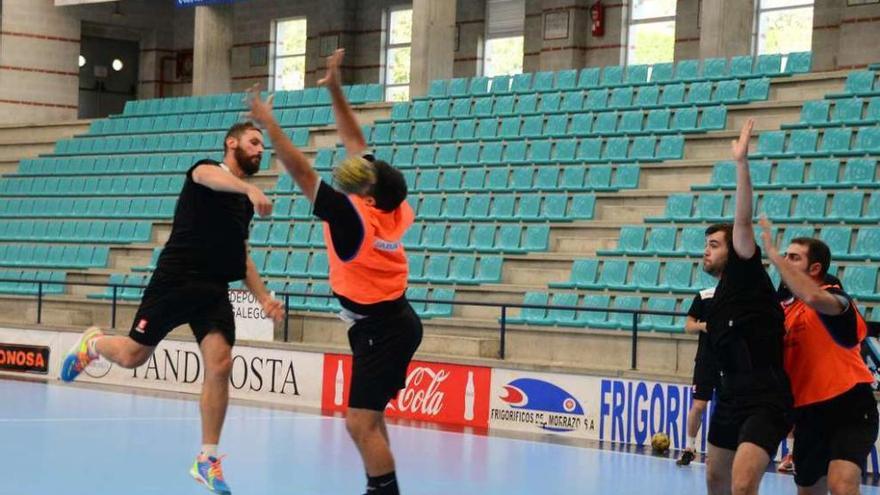 Adrián Rosales efectúa un lanzamiento en un entrenamiento en O Gatañal. // Gonzalo Núñez