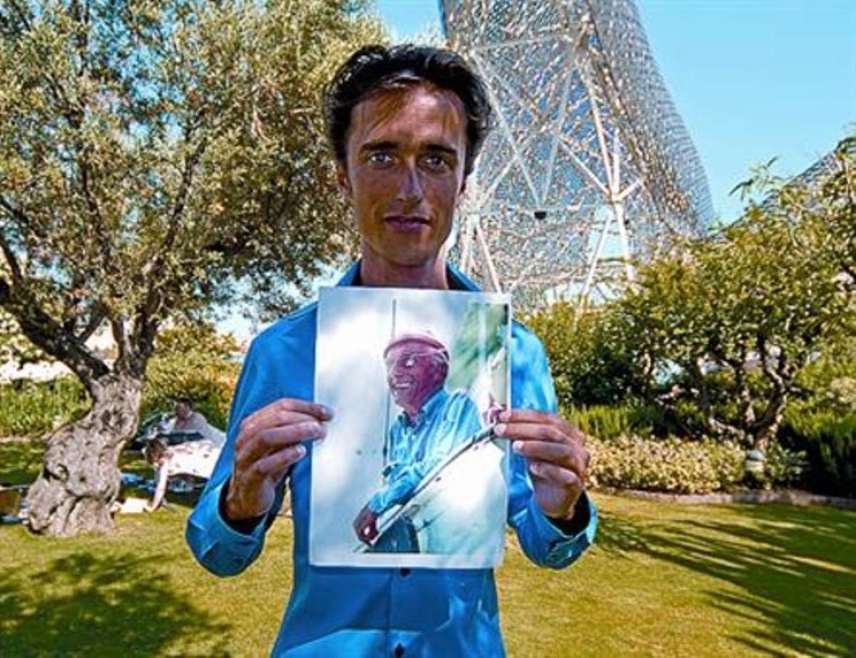 Pierre-Yves Cousteau, amb una foto del seu pare, ahir a Barcelona. Pierre-Yves Cousteau, amb una foto del seu pare, ahir a Barcelona.