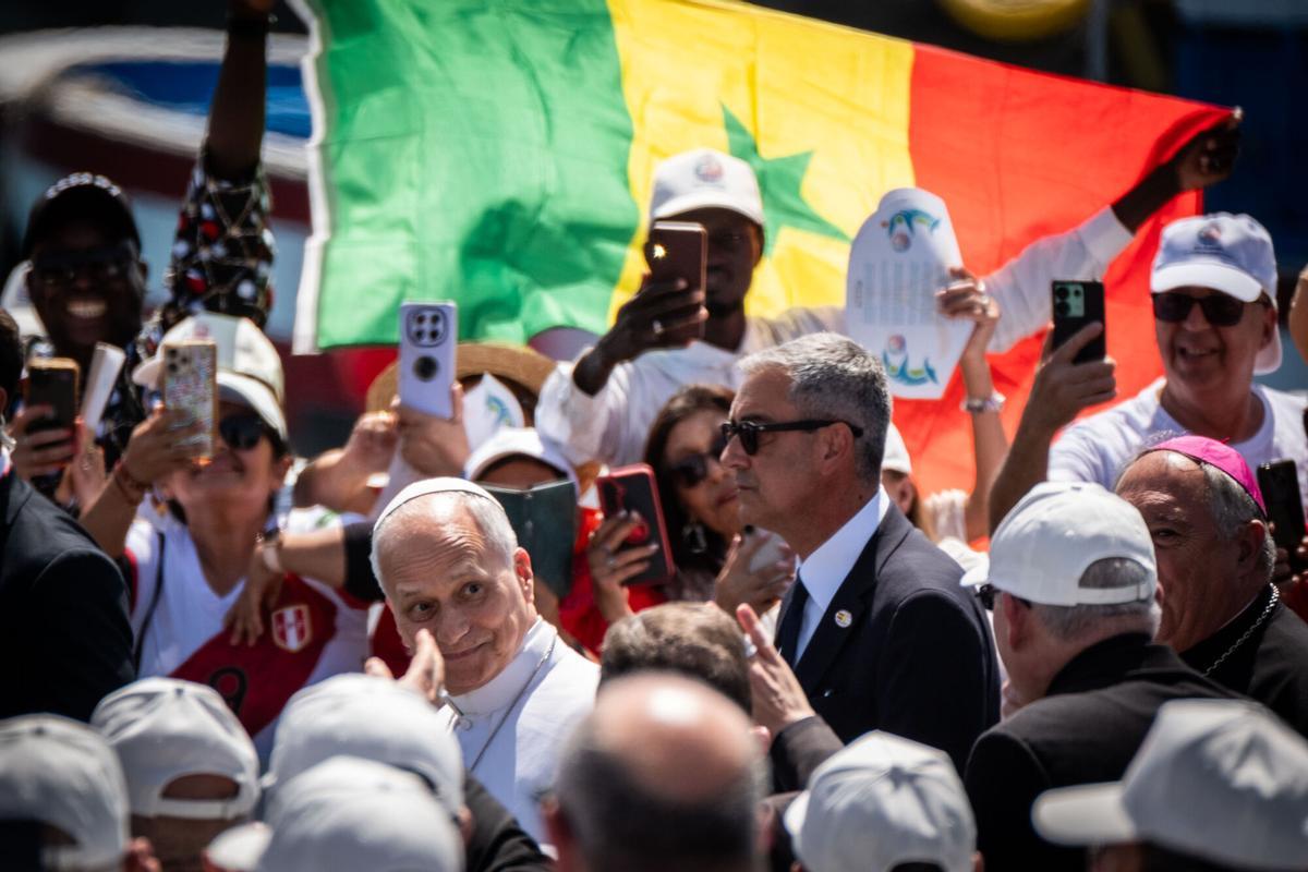 El papa saluda en Arguineguín al público, compuesto por migrantes y personas que trabajan en la atención a los migrantes.