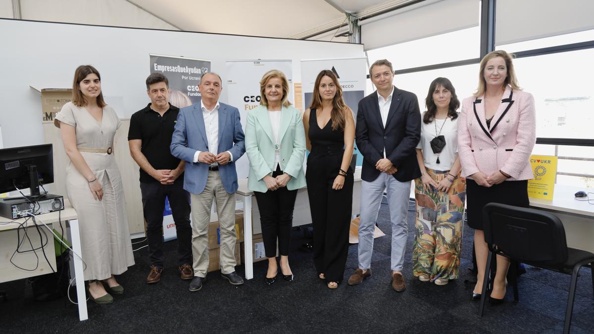 De derecha a izquierda, la Distric Manager de Adecco Alicante, Natalia Schiratti; la técnico de asesoramiento laboral de Grupo Adecco, Mar Miralles; el coordinador territorial de Grupo Adecco en la Comunidad Valenciana, Juan Pablo Martínez; la directora general de Coordinación del Diálogo Social de la Generalitat Valenciana, Zulima Pérez; la presidenta de la Fundación CEOE, Fátima Báñez; el presidente de la CEV, Salvador Navarro;  el subdirector general de los CREADE del Ministerio de Inclusión, Seguridad Social y Migraciones, Rafael Núñez; y la responsable de ‘Empresas por Ucrania’ en Fundación CEOE, Carmen Aparicio.