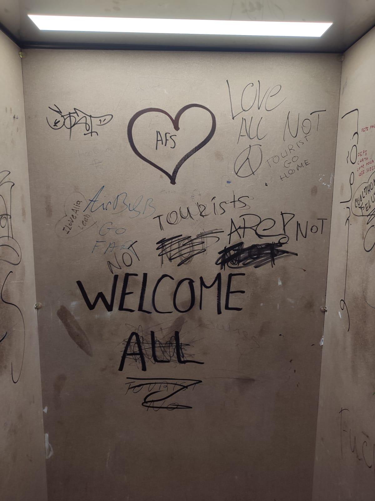 Uno de los dos ascensores del edificio que se emplea para mudanzas en Martiricos, con pintadas.