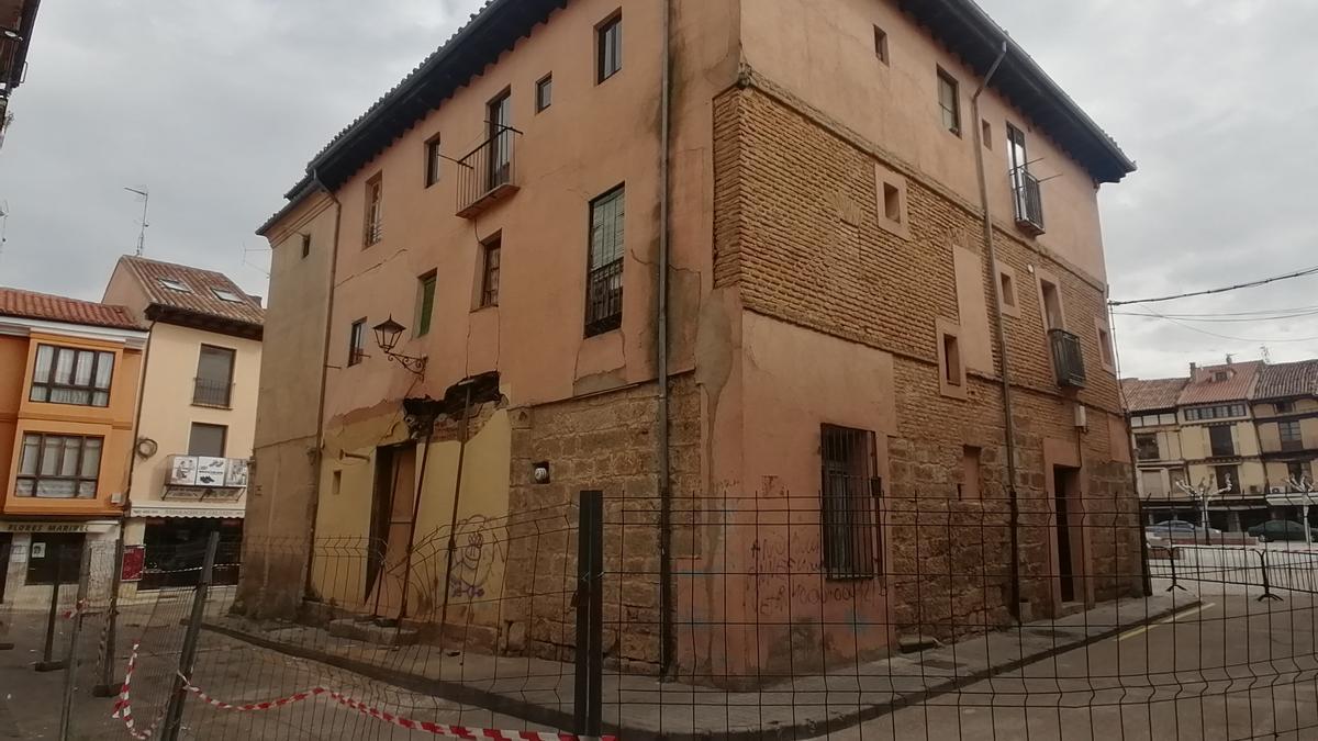Edificio de las antiguas Carnicerías vallado para evitar posibles incidentes