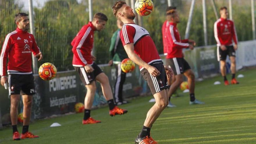 Sergi Gómez controla un balón con el pecho durante el entrenamiento vespertino celebrado ayer por el Celta en A Madroa. // Adrián Irago