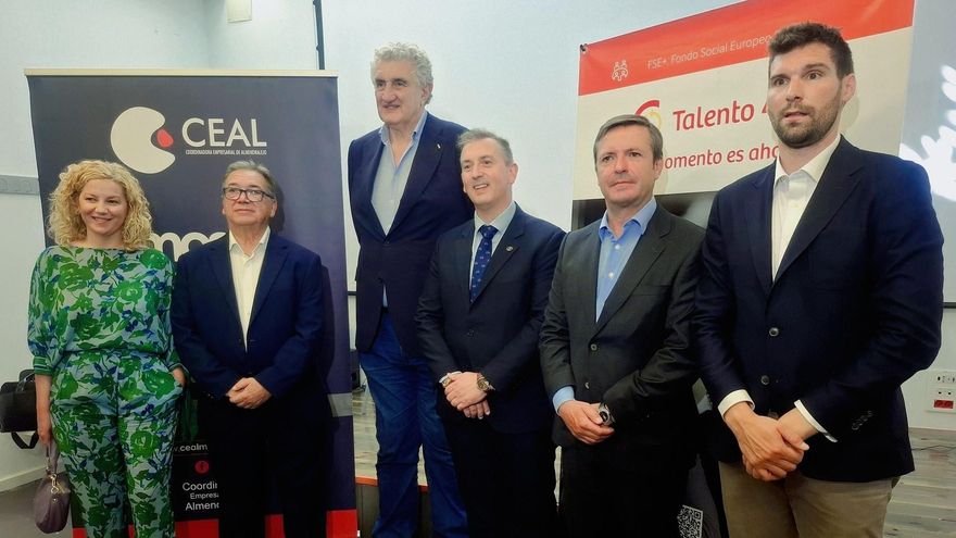 Fernando Romay entre ponentes y organizadores de esta charla motivacional.