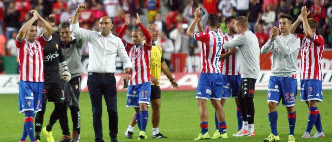 Los jugadores del Sporting y su entrenador, Abelardo, saludan a su afición al término del partido ante el Madrid.