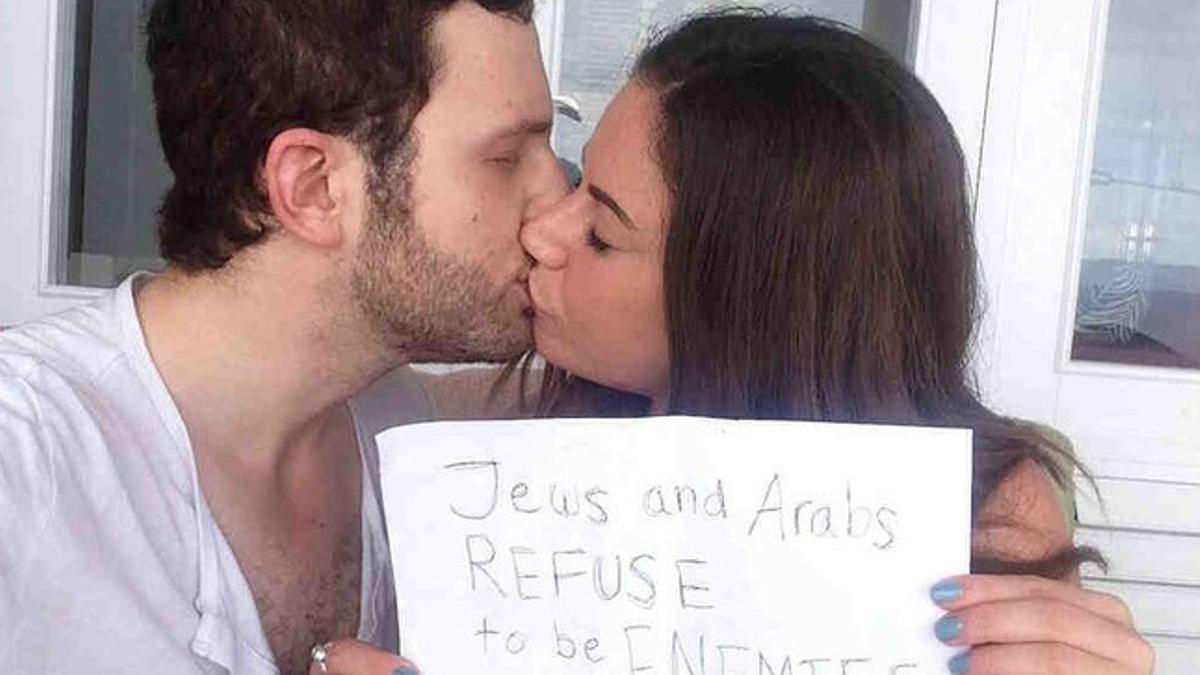 La libanesa Sulome Anderson besa a su novio israelí.