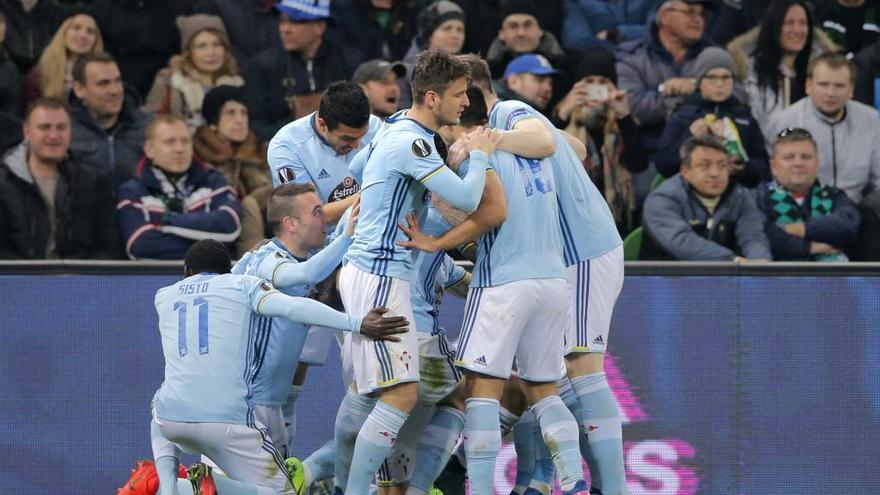 Los jugadores del Celta celebran el 1-0 durante un partido de vuelta de los octavos de final de la Liga Europa ante el Krasnodar. // Yuri Kochetkov