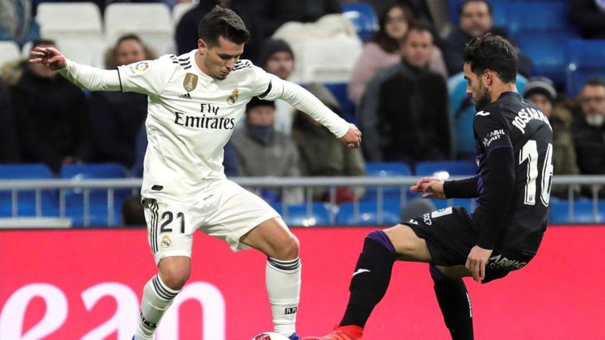 Brahim Díaz encara a un rival en el que era su debut con el Real Madrid