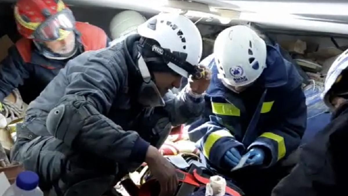 Momento en que los bomberos cordobeses y sanitarios se disponen a sacar a la niña de entre los escombros.