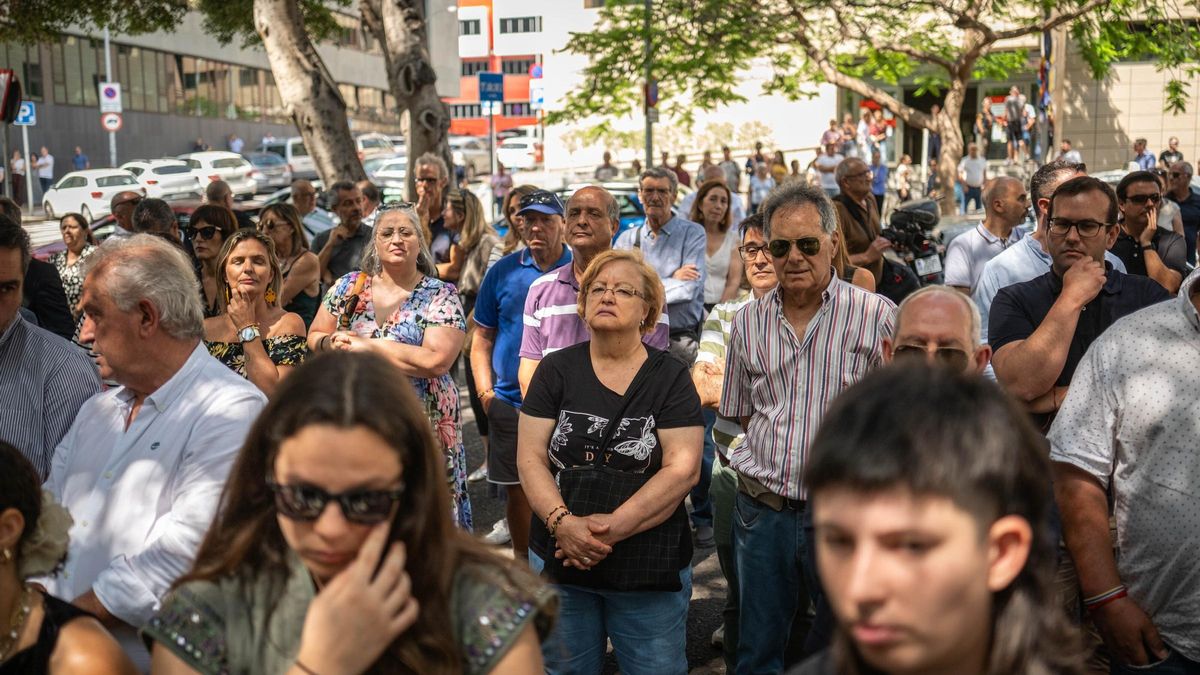 Decenas de vecinos se dieron cita a la salida del cortejo fúnebre desde