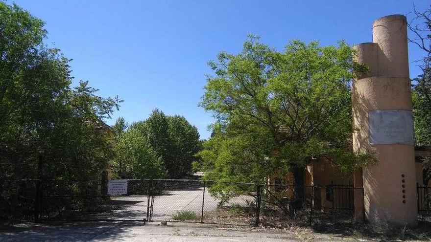 Acceso principal al antiguo campamento militar de Monte la Reina, propiedad de Defensa.