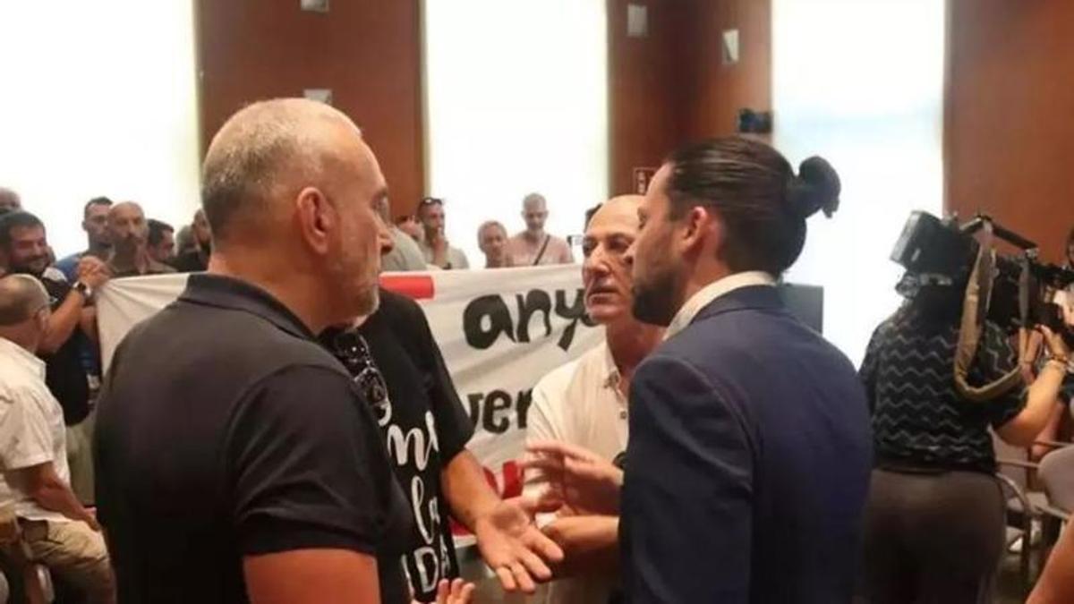 L'alcalde parlant amb representants sindicals, en una imatge d'arxiu.