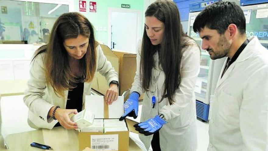 Galicia recibe 77.600 vacunas para administrar las cuartas dosis. Galicia recibió ayer un total de 77.600 dosis de vacunas para administrar a la población la cuarta dosis contra el COVID. Sanidade prevé iniciar el 26 de septiembre la vacunación a todos los mayores de las residencias sociosanitarias de Galicia. Una vez administrada la dosis a este colectivo, el Gobierno gallego comenzará a vacunar al resto de la población, de mayor a menor edad, en los grandes recintos empleados en las ocasiones anteriores. | L.O.