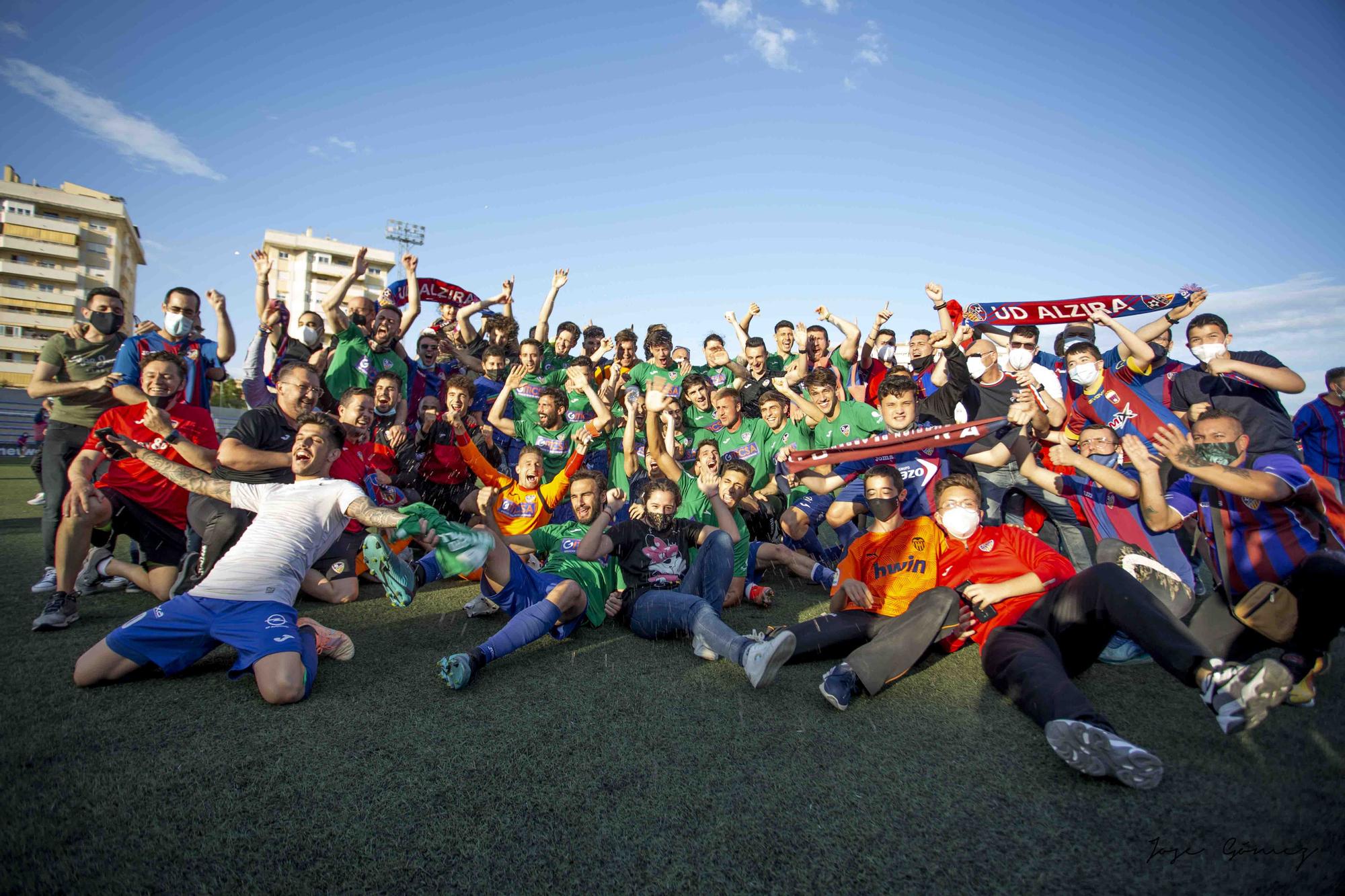 La UD Alzira celebra el ascenso a Segunda RFEF