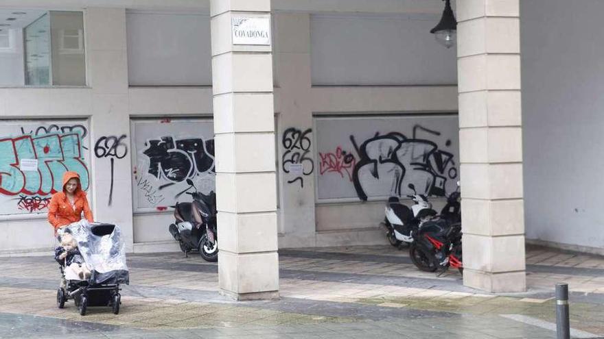 Motos aparcadas, ayer, en el soportal de la calle Covadonga donde han multado a varios usuarios.
