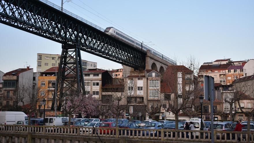 La Policía Local de Redondela evita que una persona se tire desde el viaducto de Pontevedra