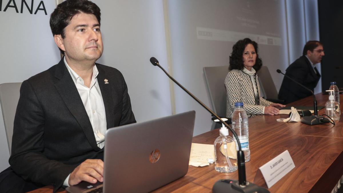 Javier García Martínez, en primer término; la decana de la Facultad de Química de la Universidad de Oviedo, Susana Fernández, encargada de presentarle, y el científico Amador Menéndez, coordinador de la Semana de la Ciencia “Margarita Salas”, en el Club Prensa Asturiana. | Irma Collín | IRMA COLLÍN