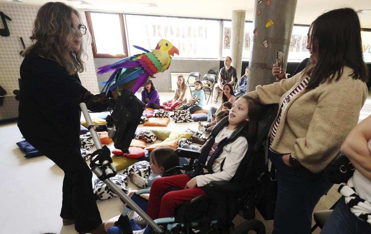 Un ave de colores es uno de los personajes del cuento protagonizado por Mariflor, presentado ayer en el Salón do Libro.
