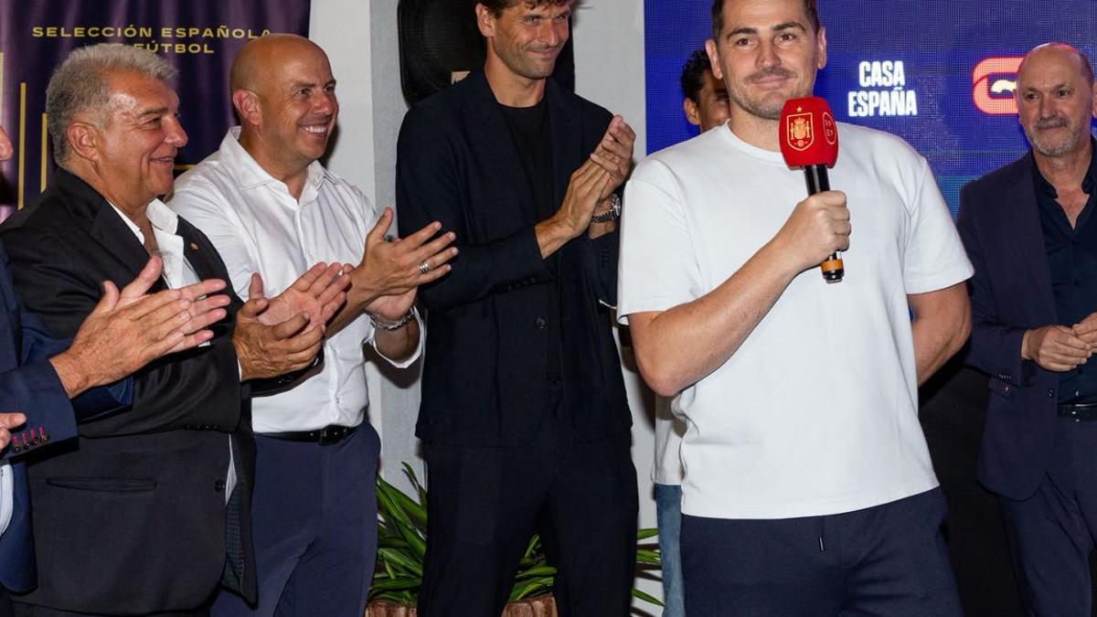 Joan Laporta aplaudeix les paraules d’Iker Casillas, exporter de la selecció espanyola. EPC