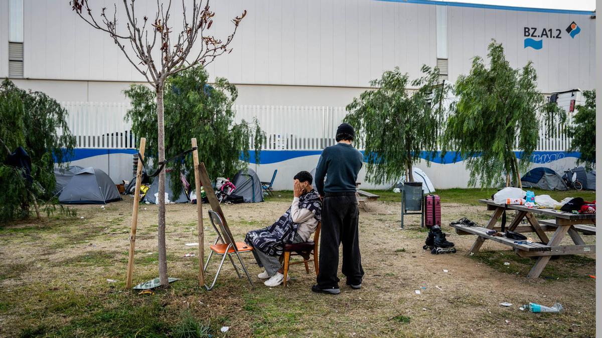 Personas sin hogar acampadan en la Zona Franca.