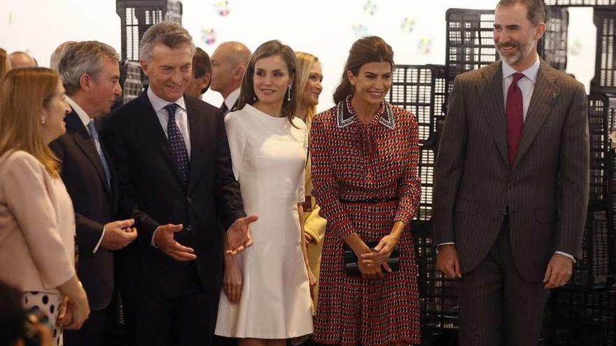 Los Reyes junto a Mauricio Macri y Juliana Awada, ayer, en ARCO.