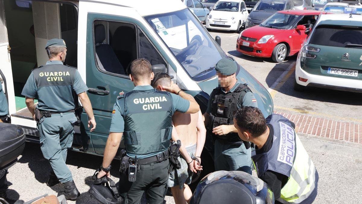 La Guardia Civil custodia a uno de los detenidos.