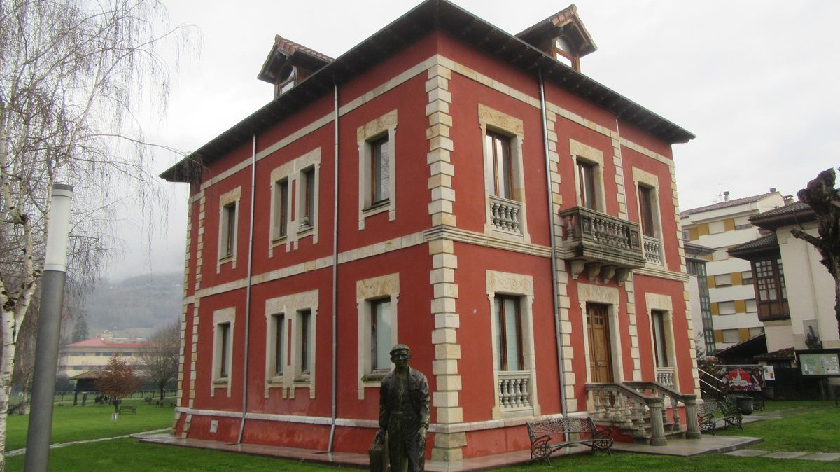 La Casa Riera, sede de la Oficina de Turismo de Cangas de Onís.