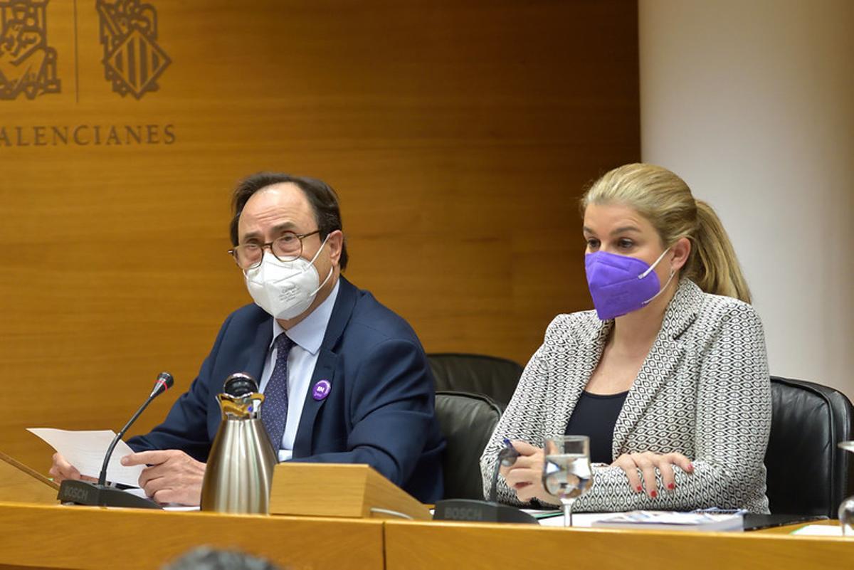 El conseller Soler esta mañana con Eva Ortiz, presidenta de la comisión de Economía de las Corts