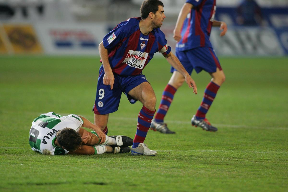 Pablo Villa, en el suelo, tras una entrada de Gaizka Garitano, en El Arcángel.