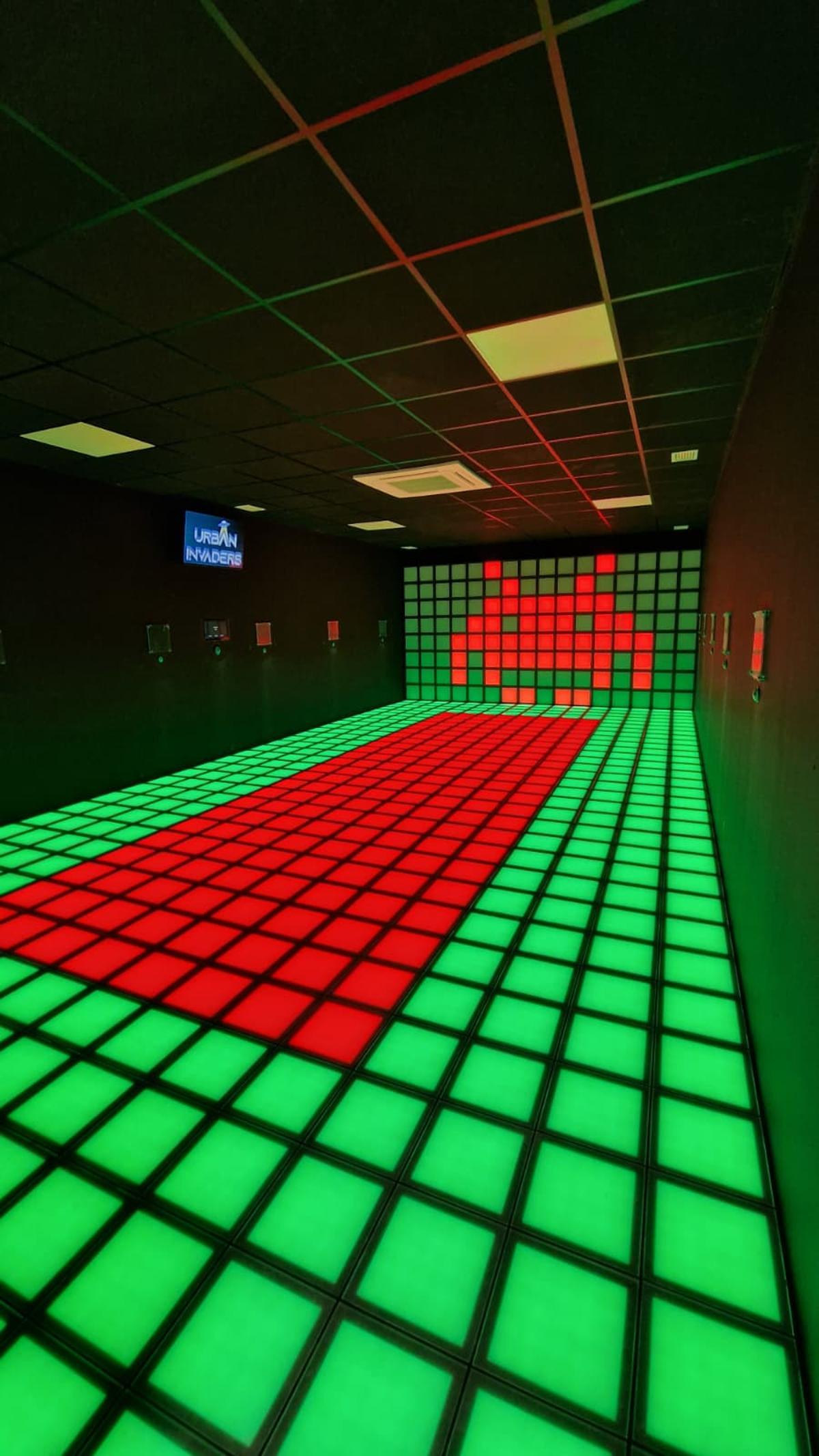 Sus salas se componen de pantallas táctiles con luces que recuerdan a la esencia arcade