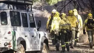 Alerta por un incendio de pastos en la carretera de la estación de Aguilar de la Frontera