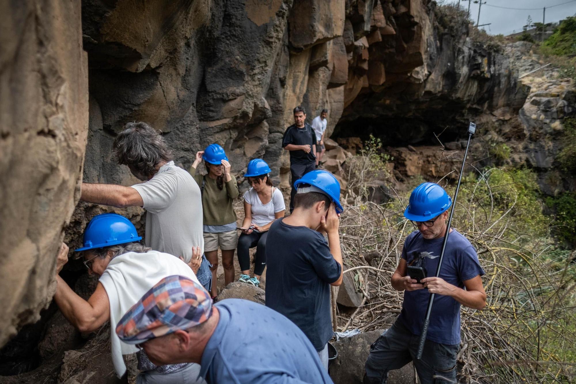 Excavación arqueológica en la Cueva de los Cabezazos, en Tegueste