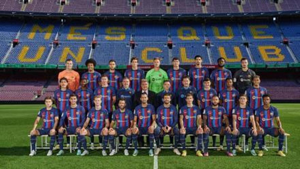La foto oficial de la plantilla del Barça 22-23, realizada en el Camp Nou.