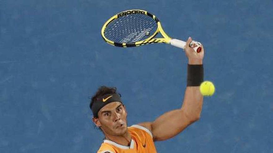 Nadal golpea la bola durante el partido de ayer. // Reuters