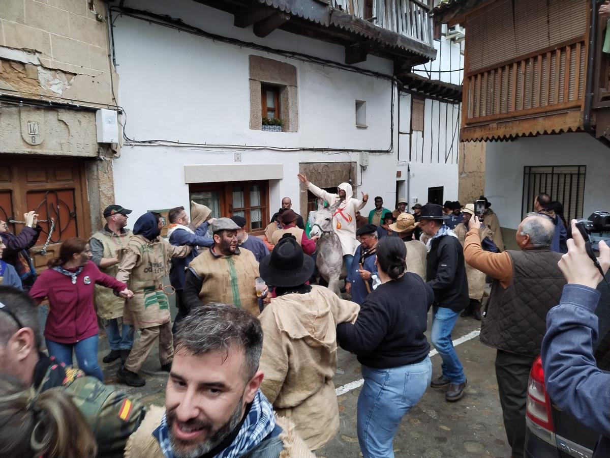 Galería | La misteriosa tradición del Pero Palo llena Villanueva de la Vera