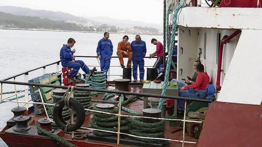 El &quot;Lady Boss&quot; cambia de dársena en el puerto de Marín según las necesidades de la rada. // S. Álvarez