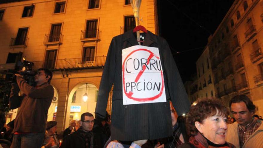 Un instante de la concentración contra la corrupción que organizó la PIC en Alicante.