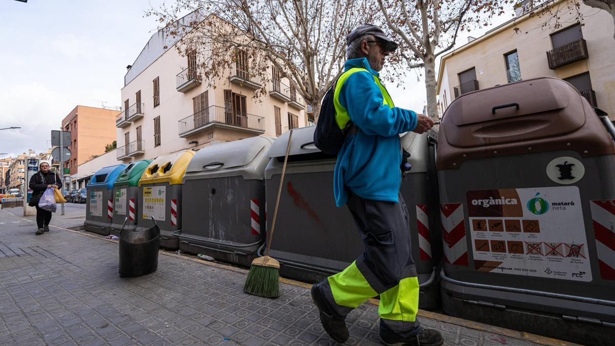 Un trabajador de limpieza viaria de Mataró, durante su jornada de trabajo