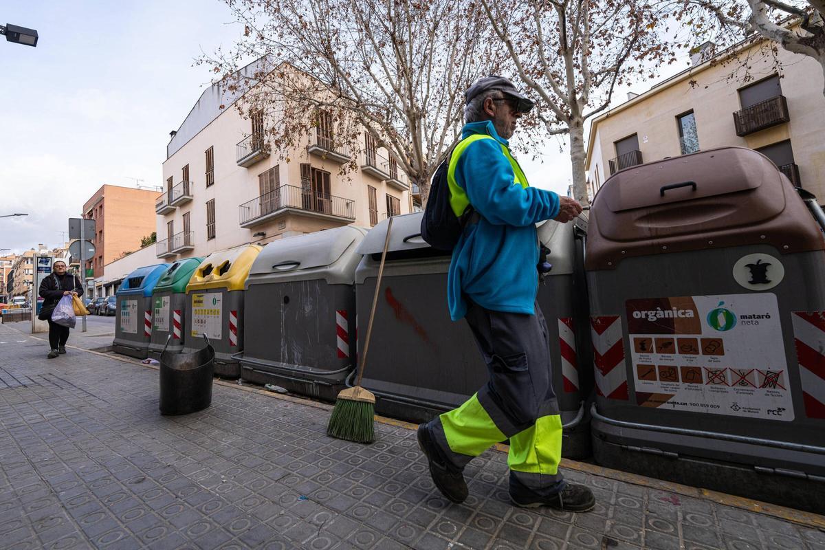 Un trabajador de limpieza viaria de Mataró, durante su jornada de trabajo