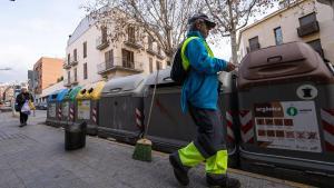 Un trabajador de limpieza viaria de Mataró, durante su jornada de trabajo