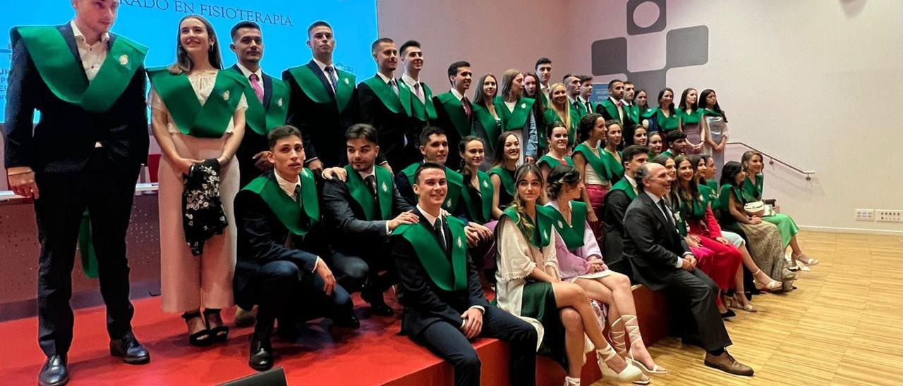 Los alumnos que se graduaron ayer en el HUCA, con el rector Villaverde en primera fila en el centro. | LNE