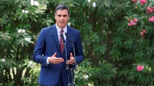 FILE PHOTO: Spain’s Prime Minister Pedro Sanchez speaks during a brief news conference after his traditional summer meeting with King Felipe at Marivent Palace in Palma de Mallorca, Spain August 7, 2019. REUTERS/Enrique Calvo/File Photo