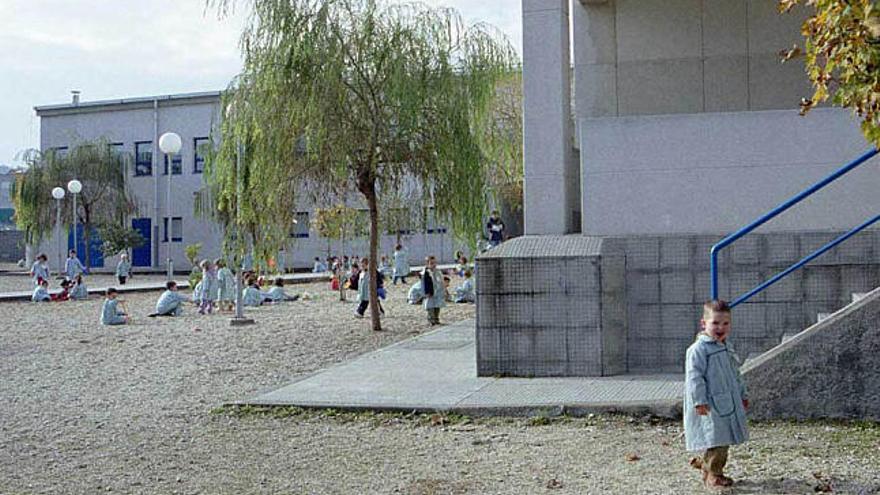 Exterior del colegio Ponte dos Brozos. / la opinión