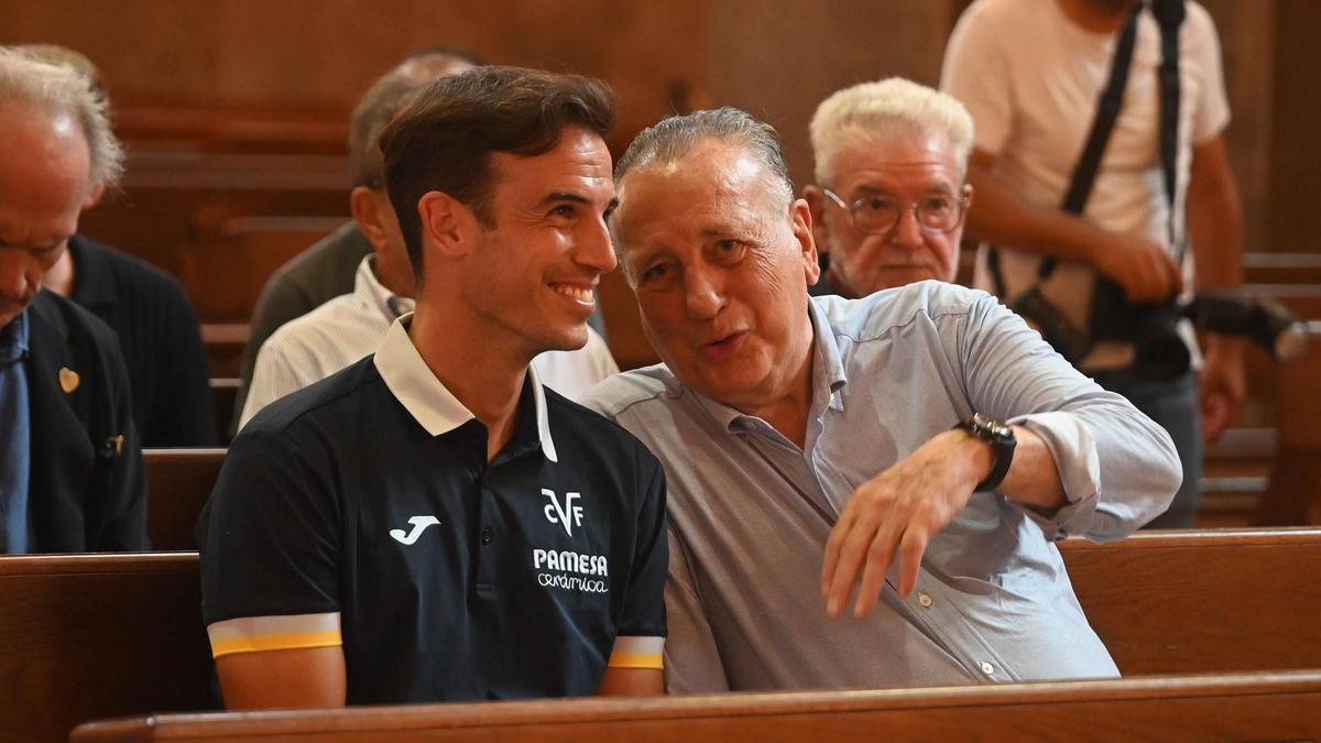 Vídeo | La tradicional ofrenda del Villarreal con Fernando Roig y los capitanes a la cabeza
