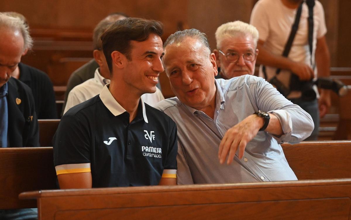 Fernando Roig (d), junto al nuevo técnicodel Villarreal, Iñigo Pérez (i).